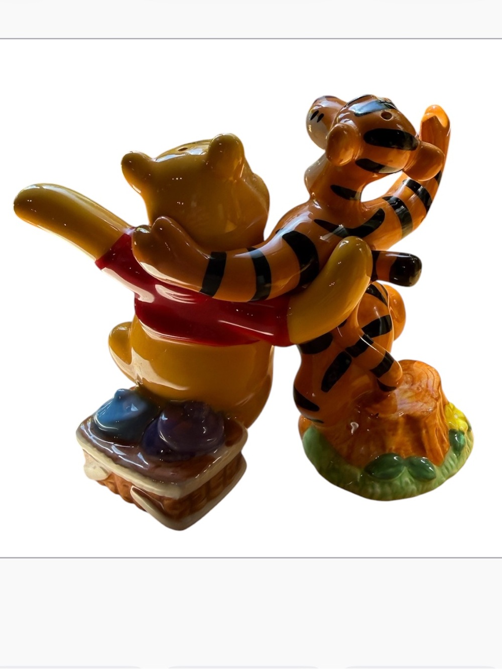 Disney's Winnie the Pooh & Tigger Ceramic Salt and Pepper Shakers Set - Picture 4 of 5